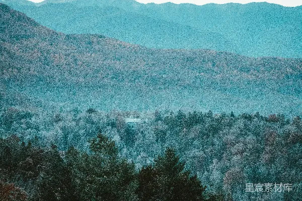 高清摄影 一座山脉的景色，远处有一轮满月。