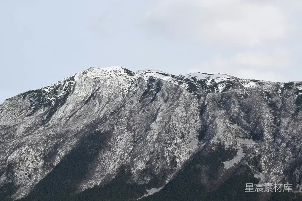 高清摄影 被云层覆盖的白雪覆盖的山