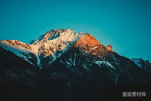高清摄影 白天蓝天下的雪山