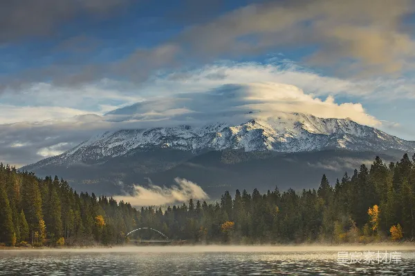高清摄影 被雪覆盖的山峰周围环绕着松树。