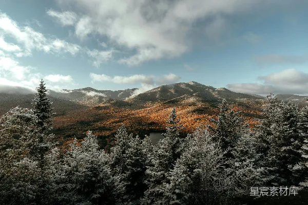高清摄影 一片风景，背后有树木和山脉。