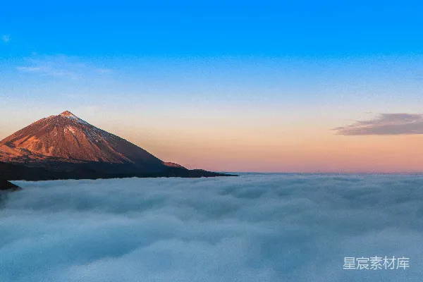 高清摄影 一座被云雾笼罩的山的景象