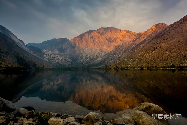 高清摄影 加利福尼亚州的Convict Lake在白天，白色和蓝色的天空下观看群山。