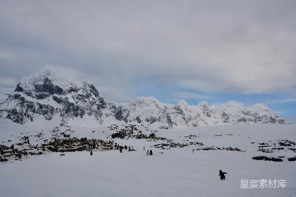 高清摄影 雪山在阴云密布的天空下