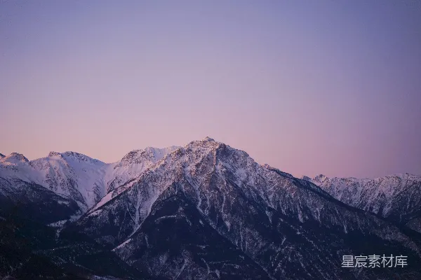 高清摄影 白天被雪覆盖的山