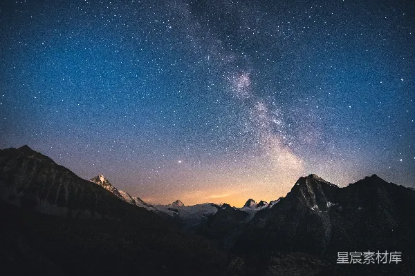 高清摄影 夜晚蓝天下覆盖着白雪的山峰