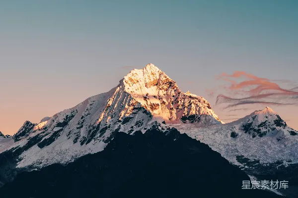高清摄影 雪山峰峦在日出时发出光辉。