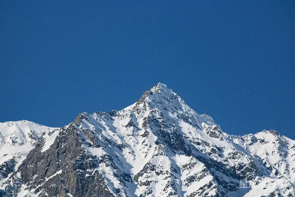 高清摄影 白天蓝天下的积雪覆盖的山