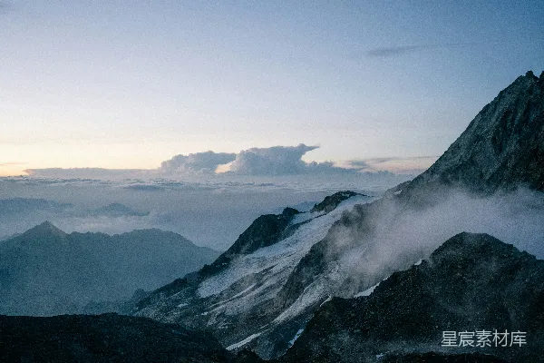 高清摄影 晨雾中的山峰，云雾缭绕。