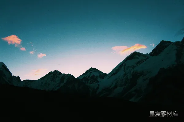 高清摄影 覆盖着白雪的山脉
