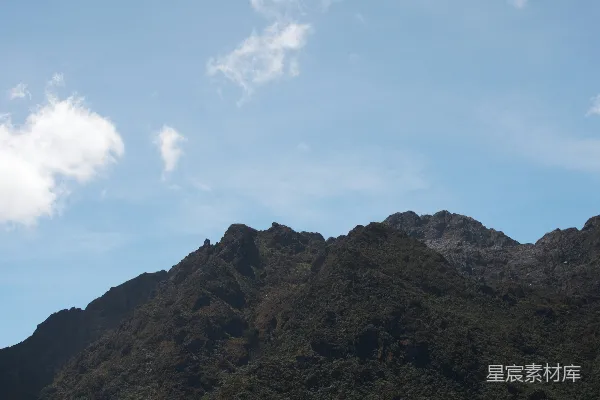 高清摄影 山顶的视角，天空中有一朵云。
