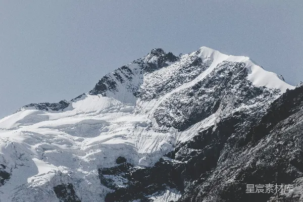 高清摄影 覆盖着积雪的山