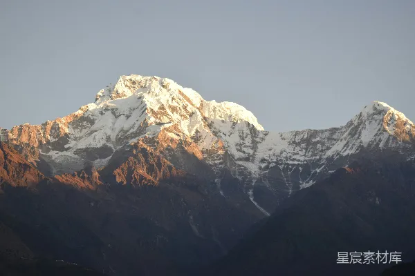 高清摄影 白天被雪覆盖的山