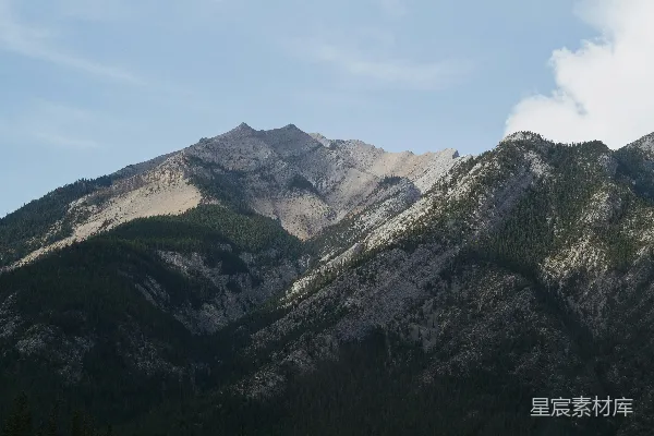 高清摄影 山峦连绵，天空中有云彩。