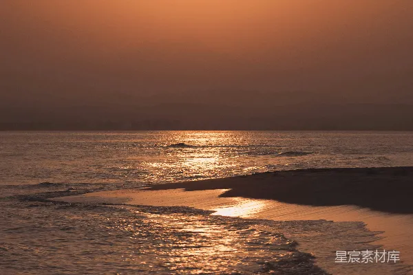 高清摄影 海浪拍打着岸边，夕阳西下。