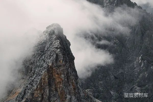 高清摄影 山峰上笼罩着白烟的景色摄影