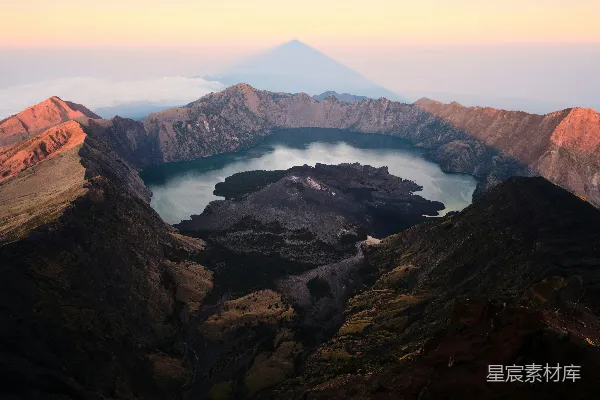 高清摄影 一座山峰中间有一片湖泊的山脉。