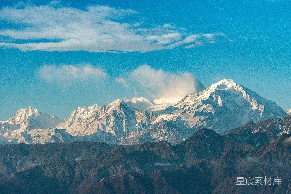 高清摄影 白蓝相间的岩石山峰在蓝天白云下