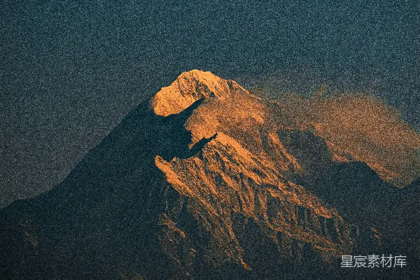 高清摄影 远处是一座被大雪覆盖的高山。