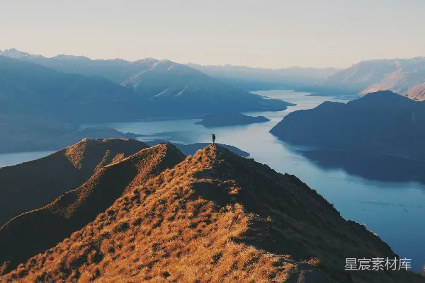 高清摄影 站在山顶上的人