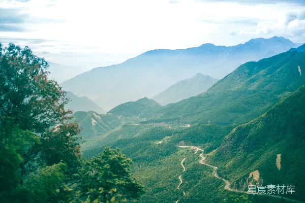 高清摄影 白天山间绿树白云