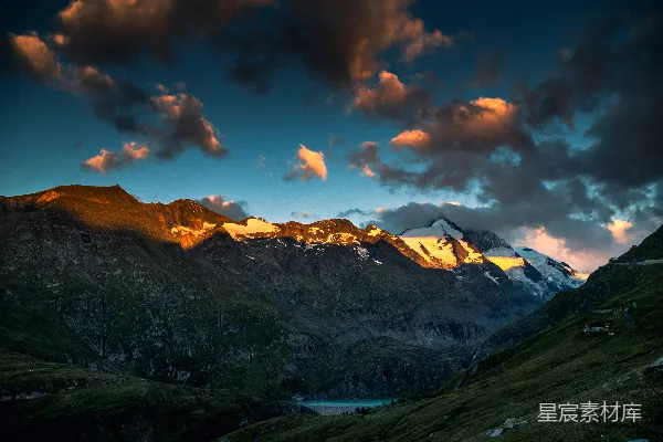 高清摄影 山边的湖