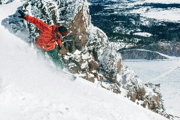 高清摄影 男人在覆盖着冰的山上滑雪板运动