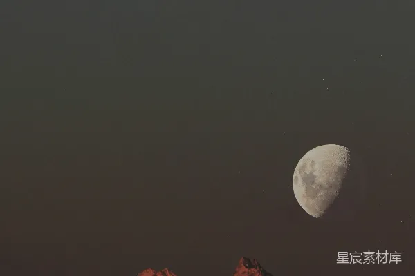 高清摄影 月光下的积雪覆盖的山