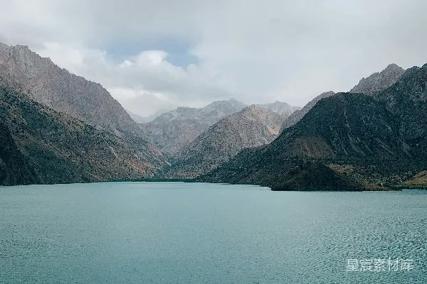 高清摄影 白天多云天空下山边的水域