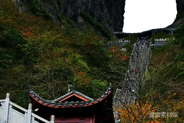 高清摄影 通往山中天然拱门的石阶。