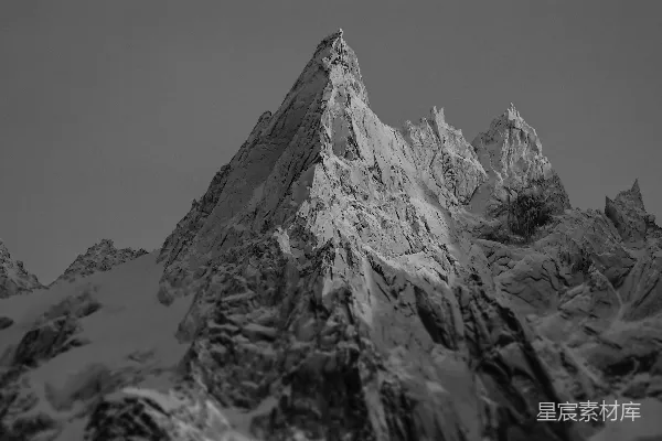 高清摄影 白天被雪覆盖的山