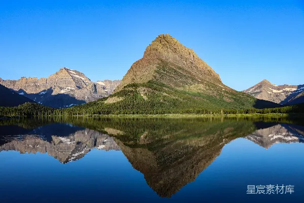 高清摄影 山倒映在水中