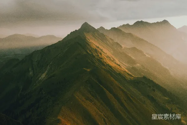 高清摄影 一座山脉的景色，天空中云层密布。