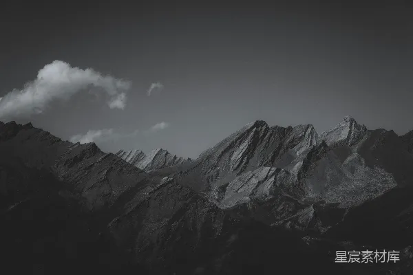 高清摄影 一座山峰间云雾缭绕