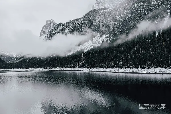 高清摄影 一个湖，背景是树木和山脉。