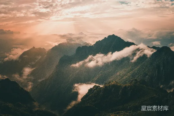 高清摄影 黑白色调的山峰在白云下