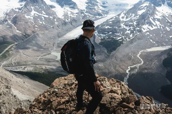 高清摄影 站在岩石山上的男人