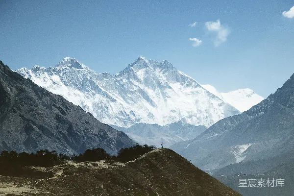 高清摄影 白天覆盖着雪的山峰