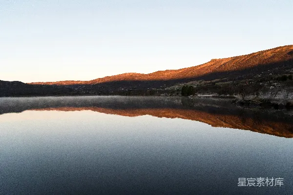 高清摄影 山脚下湖边的风景摄影，在蓝天下的宁静中