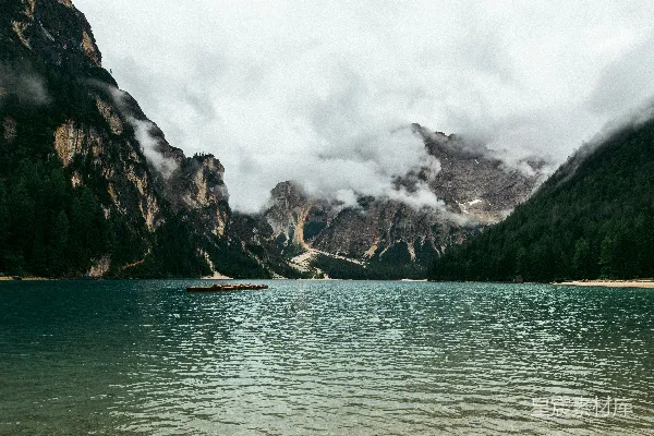 高清摄影 山在水体之间