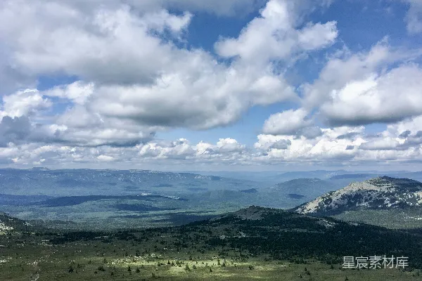 高清摄影 山谷景色，背景中有山脉。
