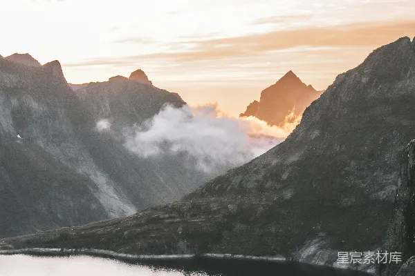 高清摄影 山边的湖