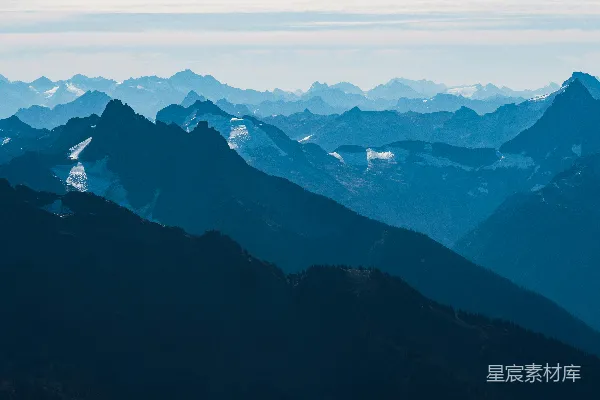 高清摄影 从山顶俯瞰山脉的景色