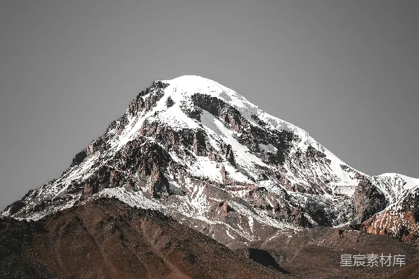 高清摄影 灰色天空下的雪山峰顶