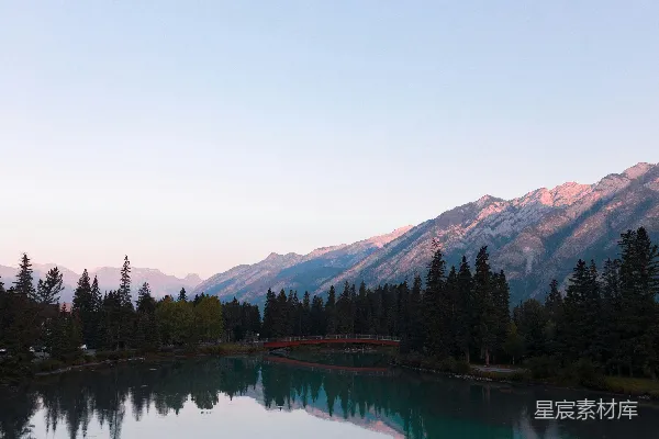 高清摄影 一片水域，背景是山峦。