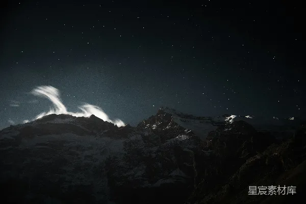 高清摄影 一个夜晚的天空，云层和星星笼罩在山上
