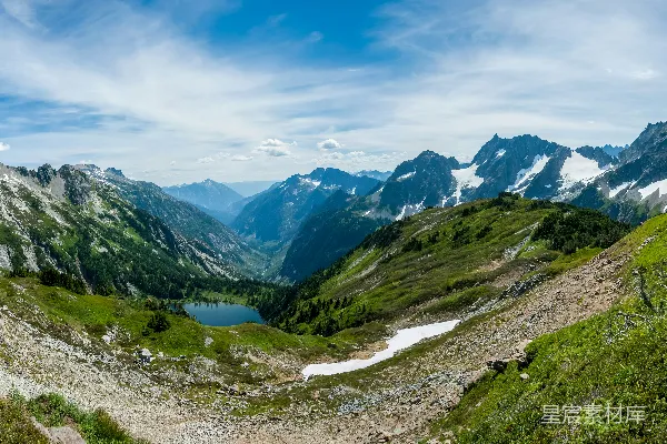 高清摄影 白天河边的山