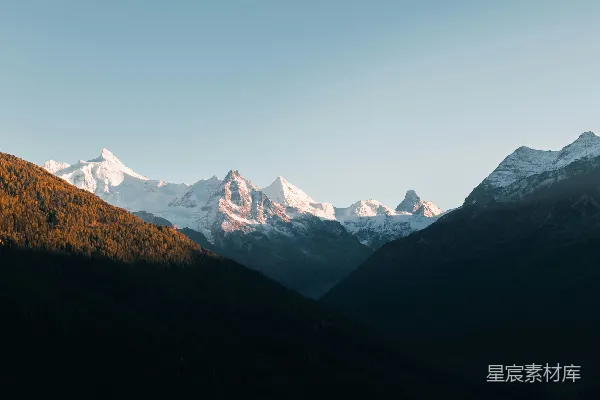 高清摄影 雪山沐浴在金色阳光下