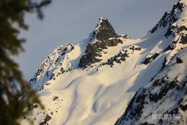 高清摄影 白天覆盖着积雪的山峰
