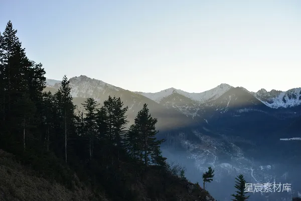 高清摄影 白天山间绿树